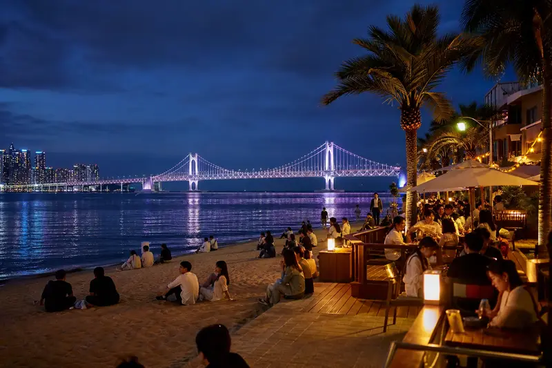 釜山廣安里海水浴場夜景與亮燈的廣安大橋。