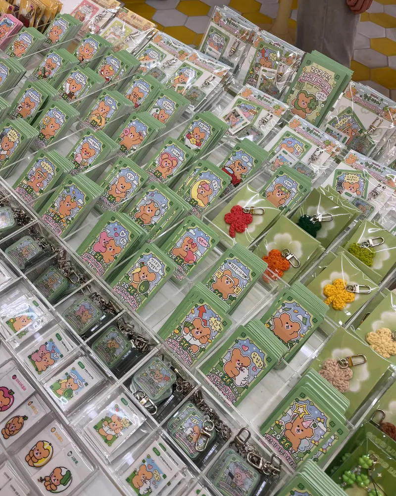 Love is Giving 愛心熊繽紛角色商品與陳列