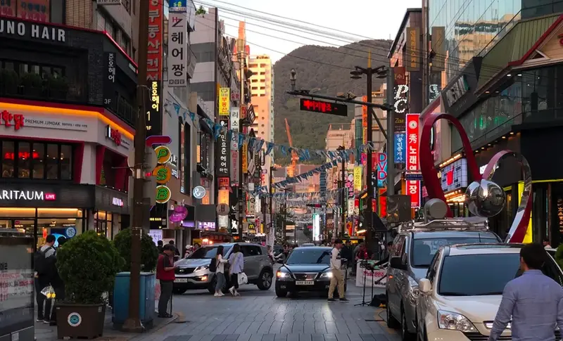 西面商圈鳥瞰，密集的百貨、商店與街道