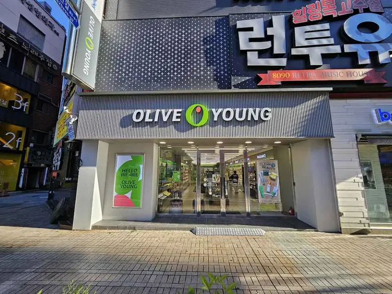 Olive Young 西面旗艦店明亮寬敞的兩層樓賣場