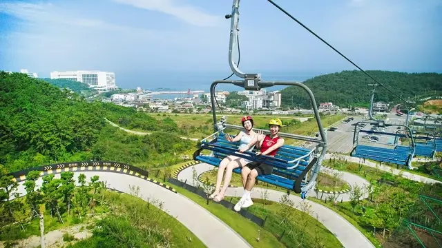 Skyline Luge 纜車 Skyride 載遊客上山，俯瞰東釜山海岸