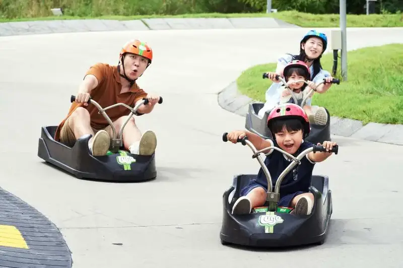 大人帶著幼童同乘 Skyline Luge，笑得開心
