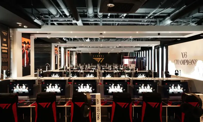 T1 PUB 大螢幕觀賽區與粉絲應援氣氛