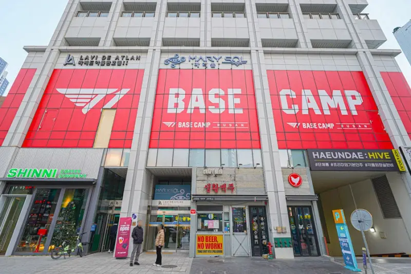 電競聖地降臨釜山！T1 Base Camp 海雲台店深度直擊：三連霸主場、Faker六冠榮耀全紀錄