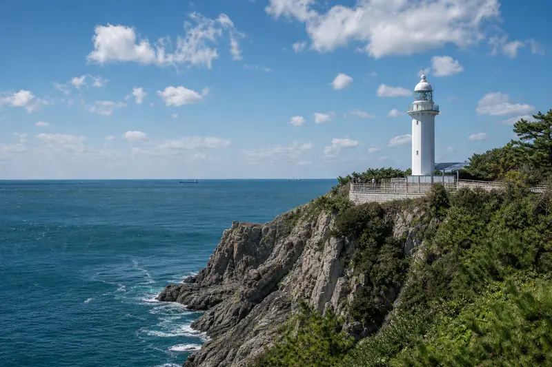 太宗台影島燈塔與斷崖海景，白色燈塔矗立懸崖邊