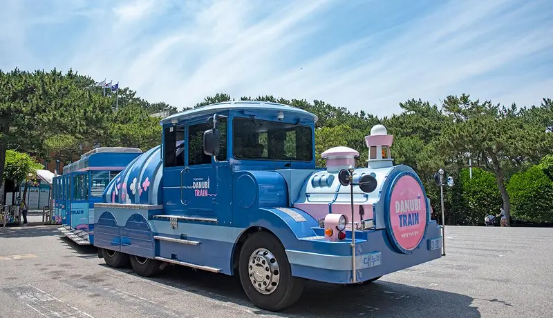 太宗台 Danubi 環島列車行經母子像觀景台，乘客上下車