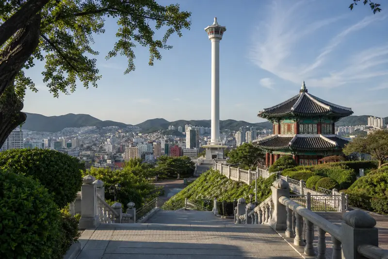 龍頭山公園的花鐘與李舜臣將軍銅像，綠樹環繞