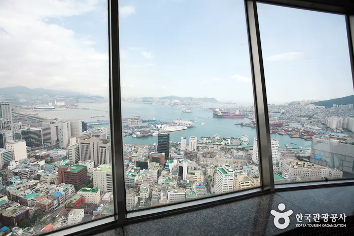 釜山塔觀景台環形觀景窗與光影裝置，遊客欣賞市景