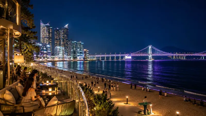 廣安里海灘與廣安大橋夜景，適合喜歡海邊夜景的旅人。