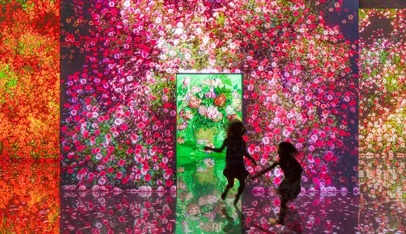 ARTE MUSEUM FLOWER 展區，滿室綻放的數位花海