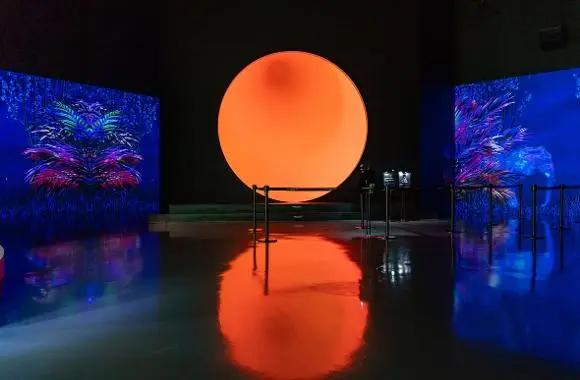 ARTE MUSEUM SUN 展區巨型光之裝置，人潮拍照