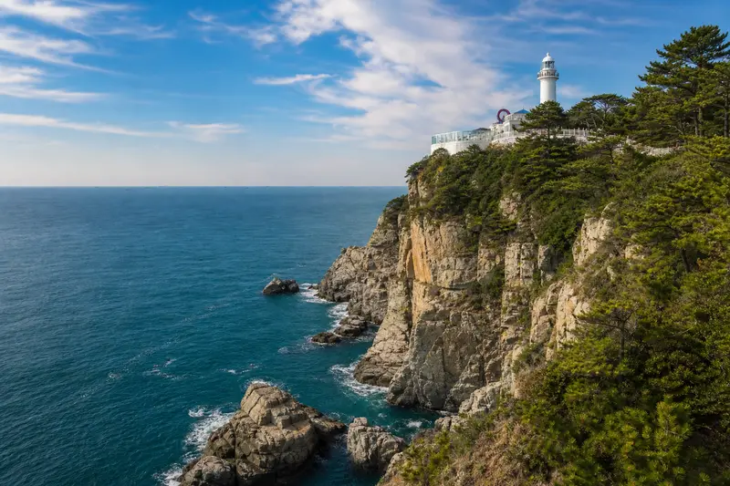 太宗台斷崖海岸與燈塔景觀，展現影島南端自然風景。