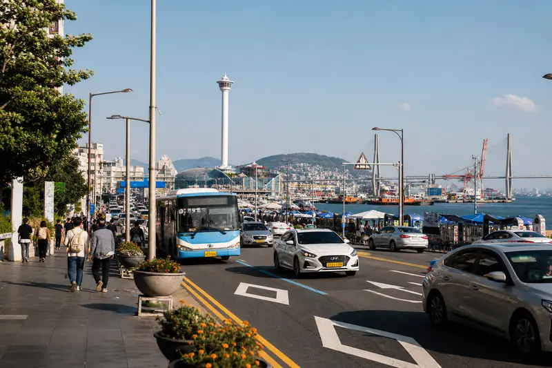 南浦洞通往影島的城市街景，可見公車、計程車與港都氛圍。