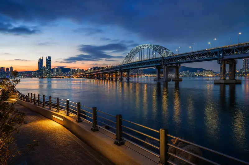 青鶴水邊公園傍晚遠眺釜山港大橋與港灣夜景。