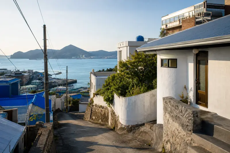 影島坡道街區與海景巷弄，呈現當地生活感與步行地形。