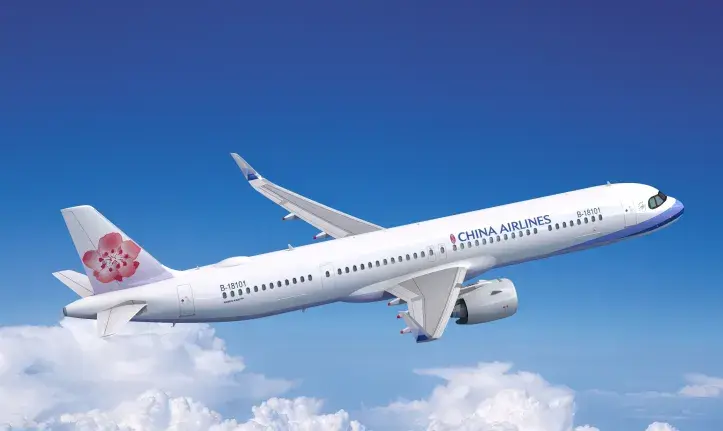 Hero：清晨的新千歲機場停機坪，華航 A321neo 停靠，天色微亮、遠方雪景