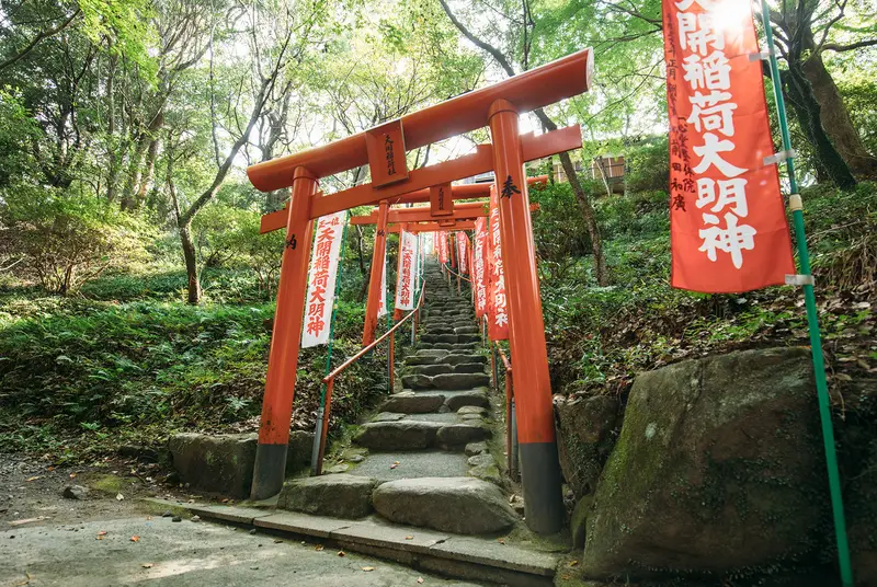 太宰府天開稻荷社朱紅鳥居參道示意