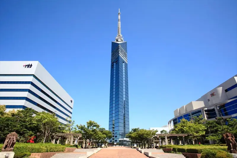 高 234 公尺的福岡塔矗立在百道濱海邊