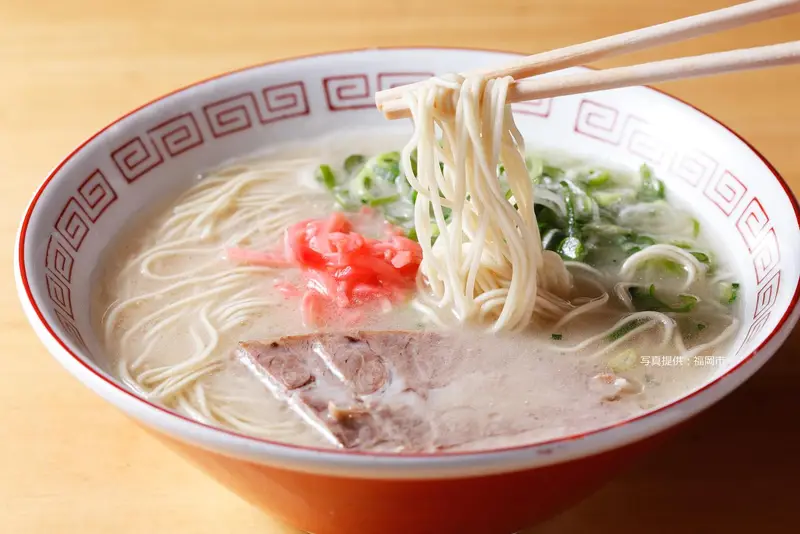 博多豚骨拉麵的乳白湯頭與細麵、叉燒與蔥花特寫