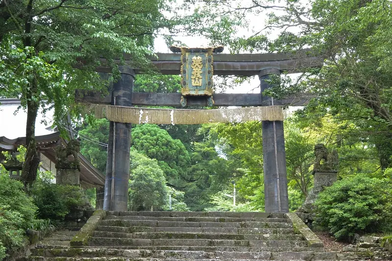 英彥山表參道約一公里的石畳石段，兩側是昔日宿坊的石垣遺跡