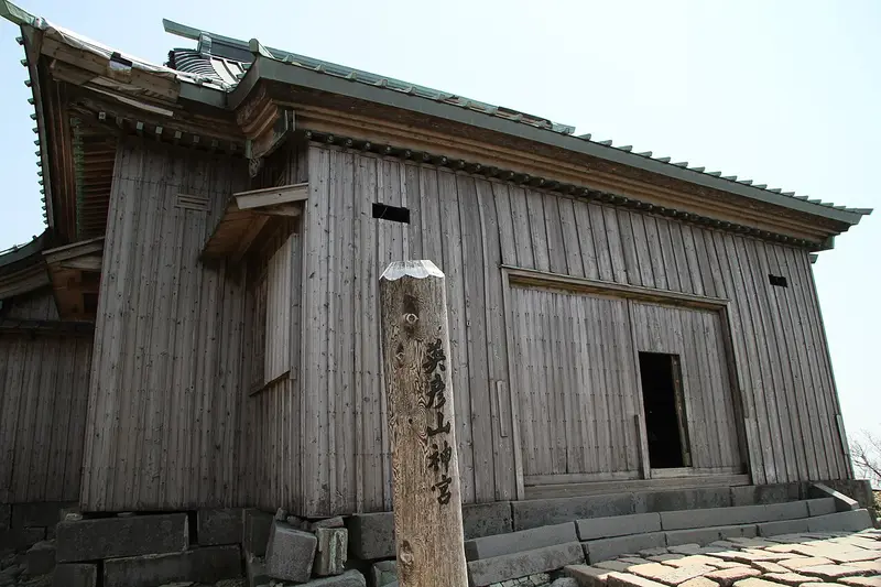 英彥山中岳山頂 1188 公尺剛完成大改修的上宮社殿與遠山雲海