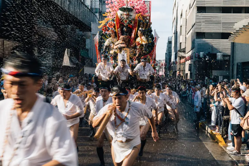 博多祇園山笠追山活動街道與觀眾人潮