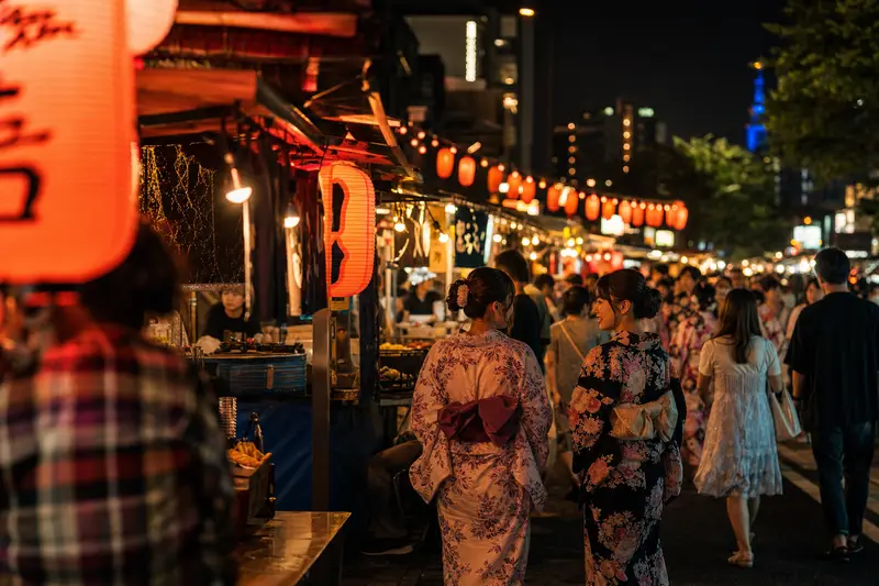 福岡夏祭夜市攤位與燈籠夜景