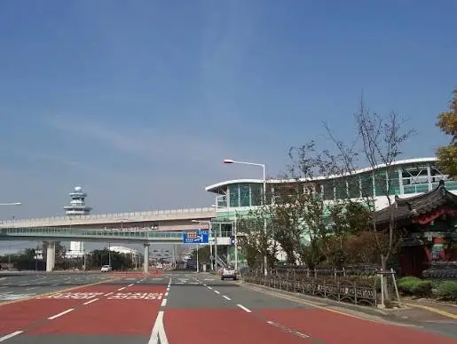 金海機場到釜山市區交通全攻略｜輕電鐵、地鐵、機場巴士、計程車、包車接送大評比（2026）