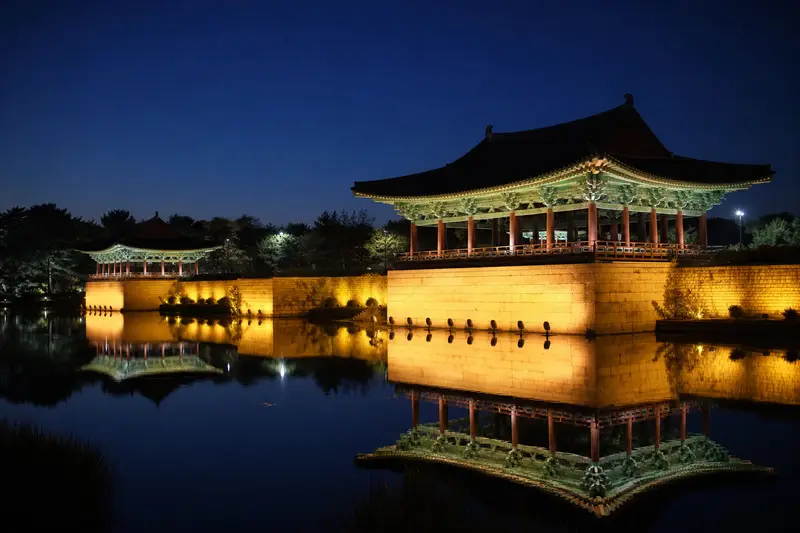 東宮與月池夜間點燈的宮殿倒影
