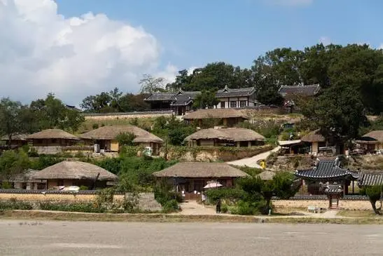 良洞民俗村山坡上的傳統兩班韓屋聚落