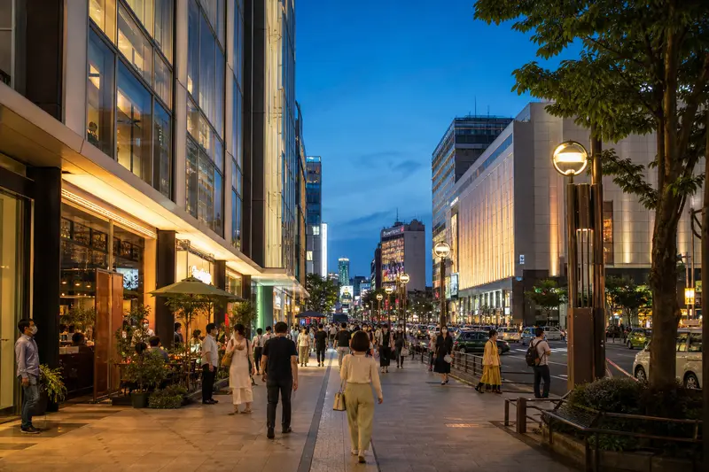 福岡天神商圈夜晚街景與逛街氛圍。