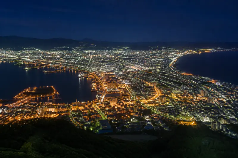 Hero：函館山俯瞰的百萬夜景，兩側海灣夾出獨特的扇形市街燈火，天空剛暗下