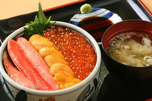 函館朝市的豪華海鮮丼，滿滿海膽、鮭魚卵與螃蟹鋪在飯上