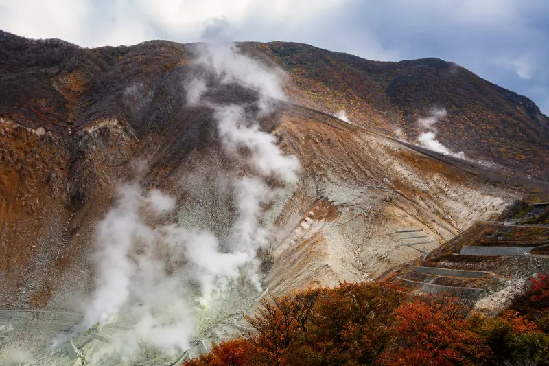 箱根空中纜車俯瞰大涌谷紅葉與遠方富士山