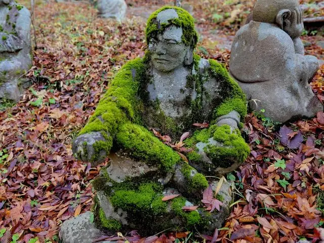 仙石原長安寺五百羅漢石像與紅葉