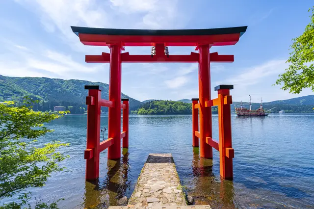 蘆之湖箱根神社水中平和鳥居與紅葉