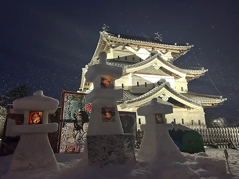 雪化妝的弘前城天守與下乘橋夜景，打上燈光、四周積雪