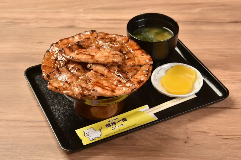 帶廣名物豚丼，炭火燒豬肉鋪滿白飯，淋上甜鹹醬汁