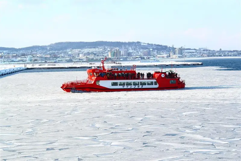 網走鄂霍次克海流冰破冰船，船身破開浮冰前行，海面布滿流冰