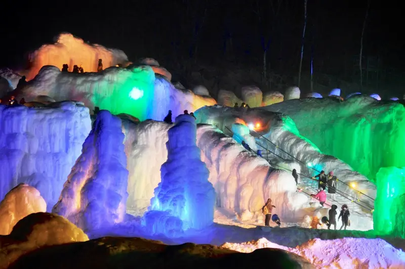 層雲峽冬季峽谷雪景，柱狀岩壁掛冰，溫泉街燈光