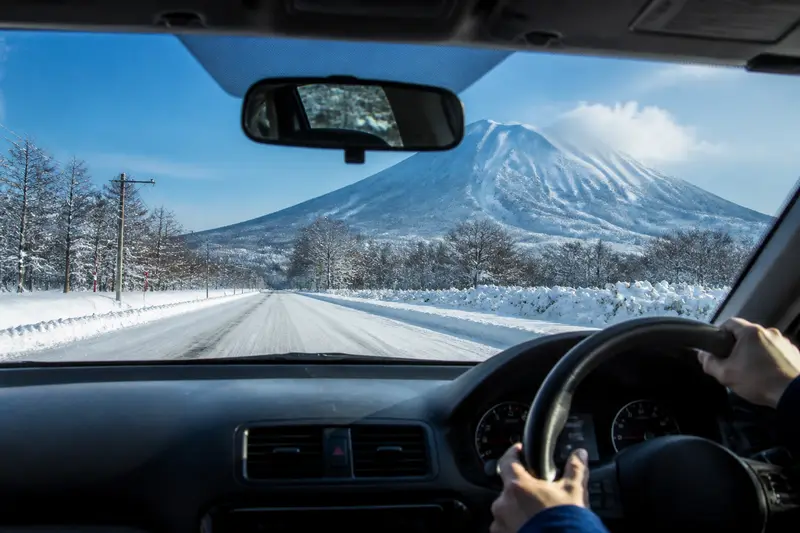 Hero：北海道冬季雪景——白雪覆蓋的溫泉街與湖景，Alphard 專車停在飯店前