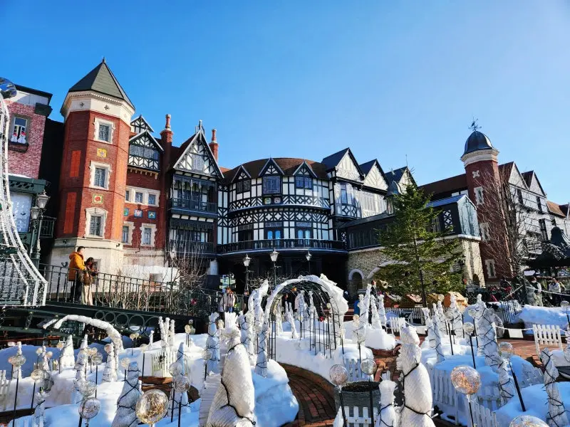 白色戀人公園歐風紅磚建築配雪景外觀