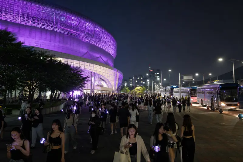 INSPIRE Arena 演唱會散場後觀眾前往接駁車與上車區。