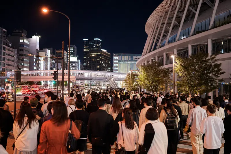 日本大型演唱會散場後人潮前往車站的夜間情境。