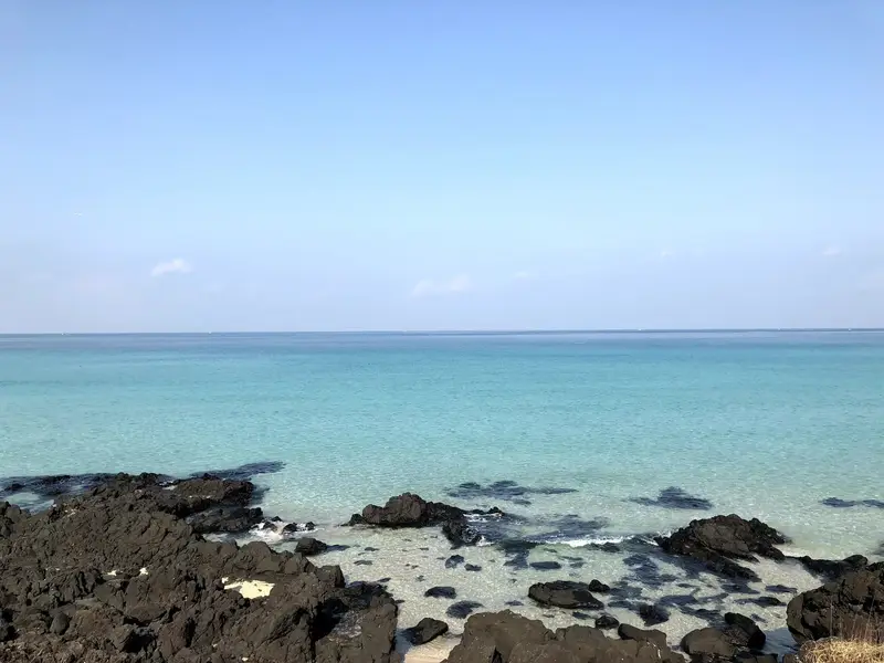 咸德海水浴場的白沙灘與翡翠綠海水