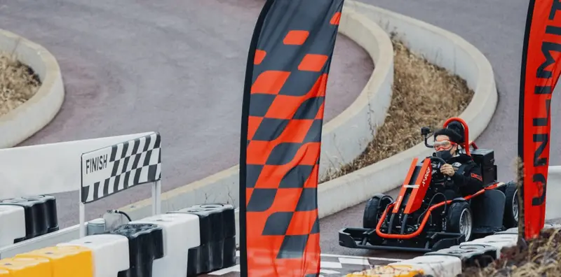GR-X 高速過彎的賽車英姿