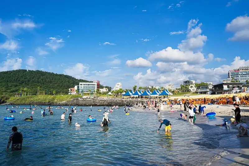 咸德海水浴場果凍藍海與親子戲水