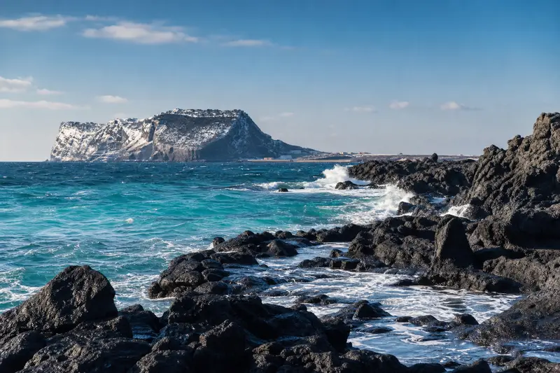 冬天濟州海岸線與黑色火山岩海景。