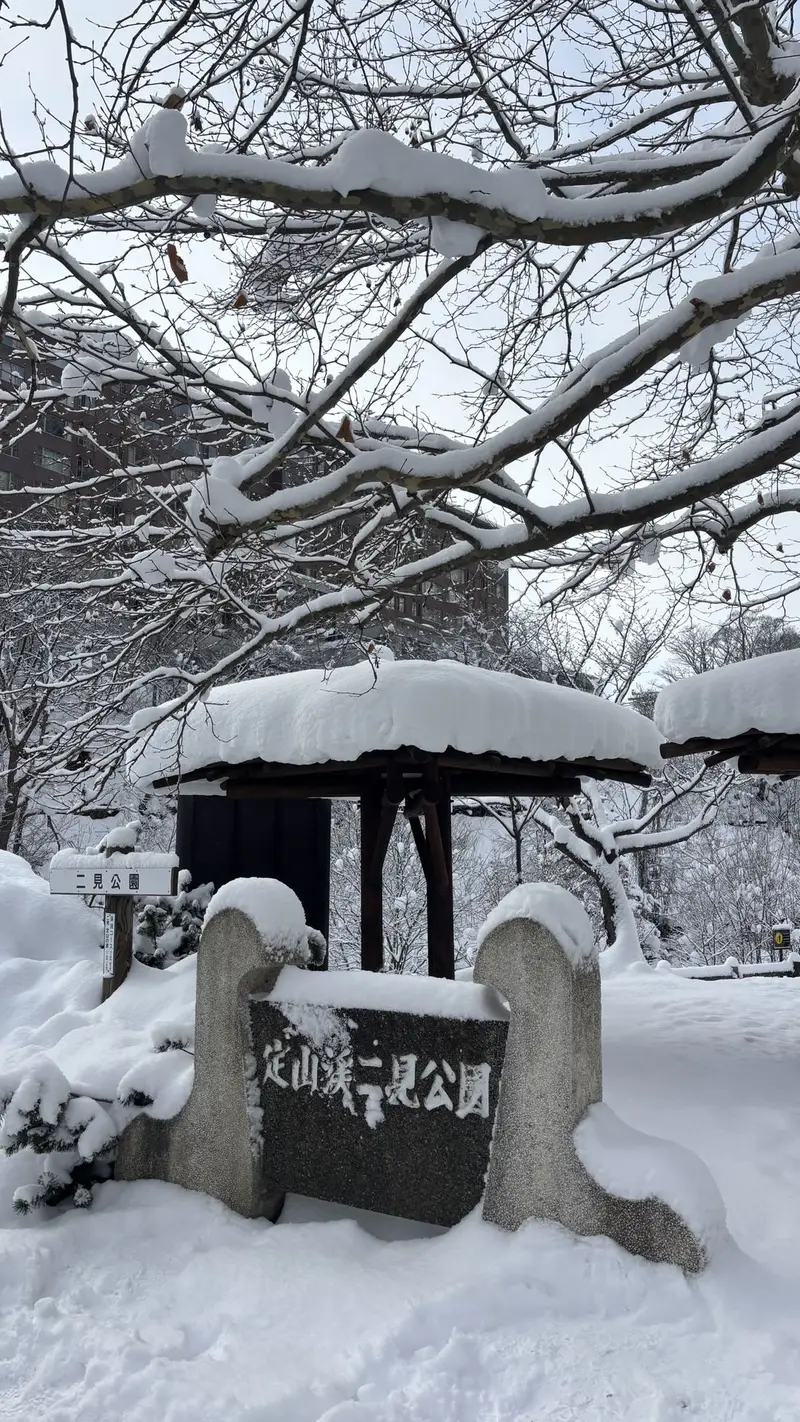 定山溪散步動線示意：從溫泉街、二見吊橋到定山源泉公園的步行路線與周邊景點