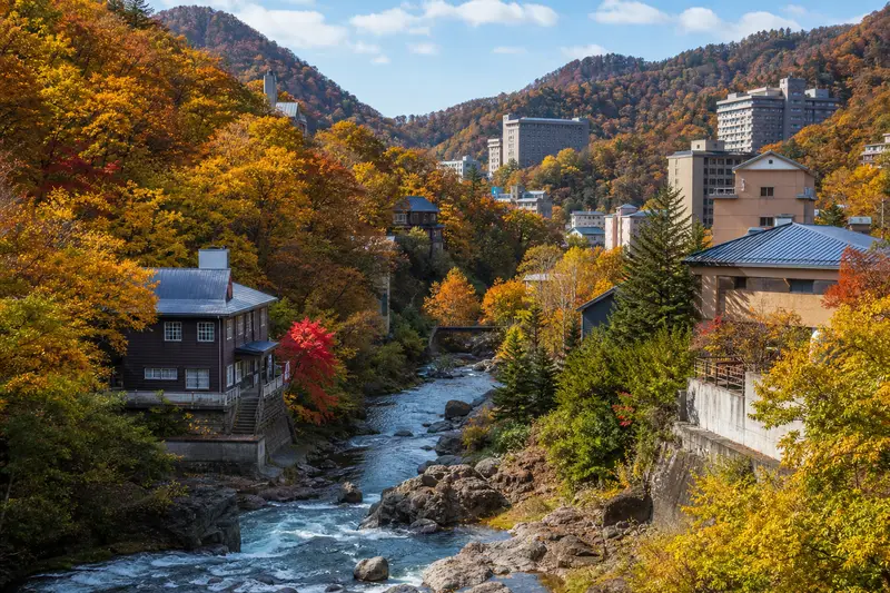 定山溪溫泉全攻略 2026｜札幌近郊溫泉鄉：二見吊橋、紅葉季、豐平峽、交通接送一次看